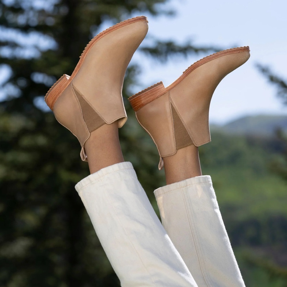 NEW Nisolo Eva Everyday Chelsea Boot In Almond